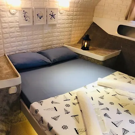 Bådhotel Emir Timur *